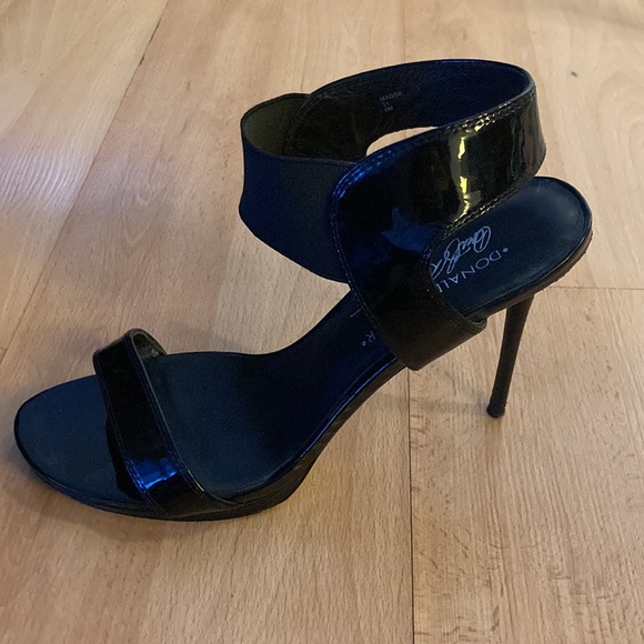Size 8 Donald J Pliner black stilettos - Picture 3 of 9